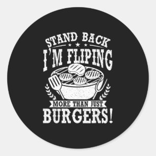 Treten Sie zurück, ich wende Burger auf dem Grill Runder Aufkleber