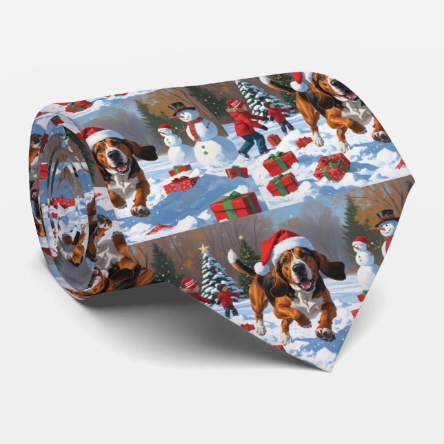 Treten Walker Coonhound Schnee mit Weihnachtshut Krawatte (Gerollt)