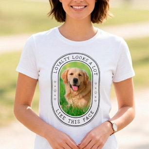 Treue sieht diesem Gesicht eines Hundes sehr ähnli T-Shirt