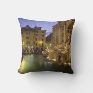 Trevi-Brunnen am Abend, Rom, Latium, Italien Kissen