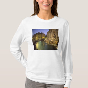 Trevi-Brunnen am Abend, Rom, Latium, Italien T-Shirt