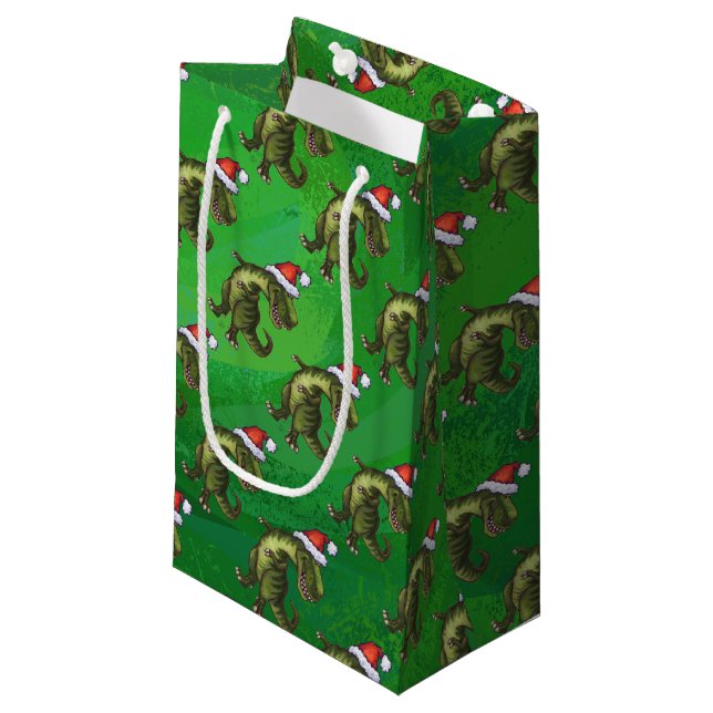 TRex in der Weihnachtsmannmütze auf Grün Kleine Geschenktüte (Vorderseite Schrägansicht)