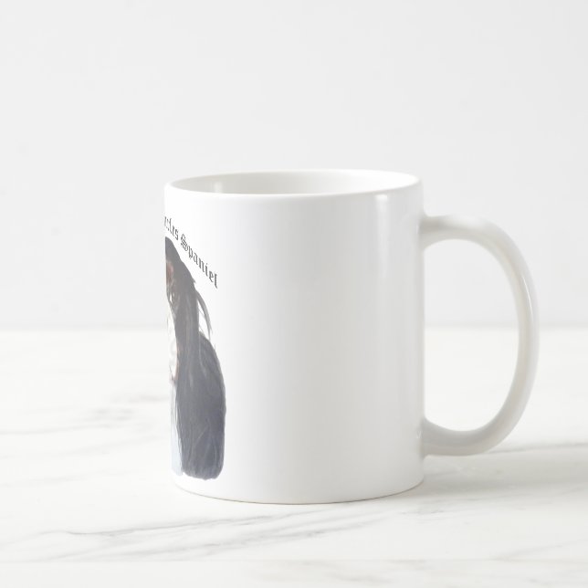 Tri Farbunbekümmerter Königcharles Spaniel Kaffeetasse (Rechts)
