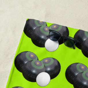 Triad of Precision: Rasenbowls Trio-Jack auf Limon Strandtuch