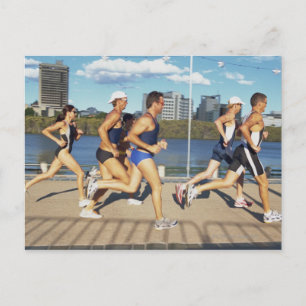 Triathloners laufen 2 postkarte