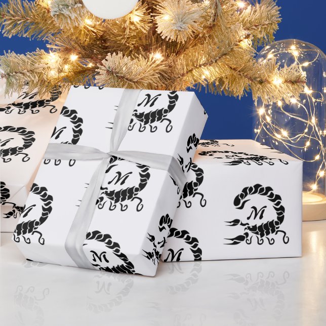 Tribal Black Scorpion Monogram Geschenkpapier (Feiertage)