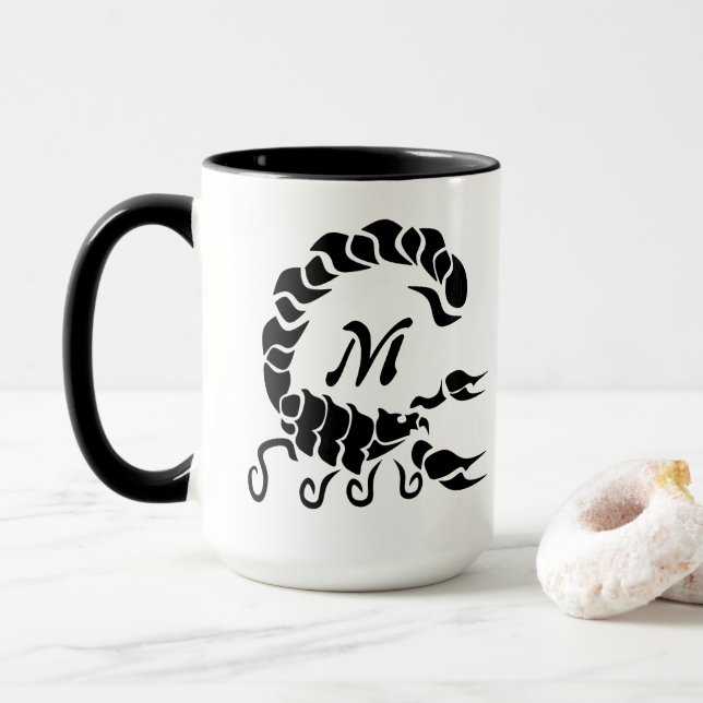 Tribal Black Scorpion Monogram Tasse (Mit Donut)