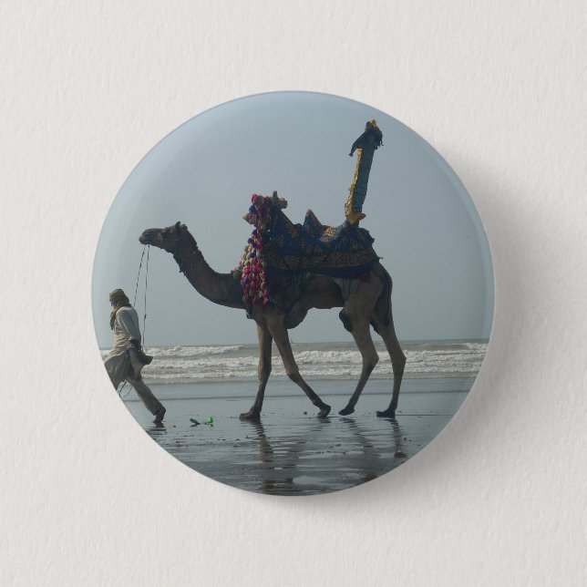 Tribal Camel Ride: Morgengrauen mit Sandstrand und Button (Vorderseite)