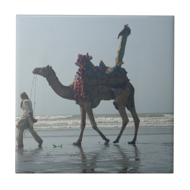 Tribal Camel Ride: Morgengrauen mit Sandstrand und Fliese (Vorderseite)
