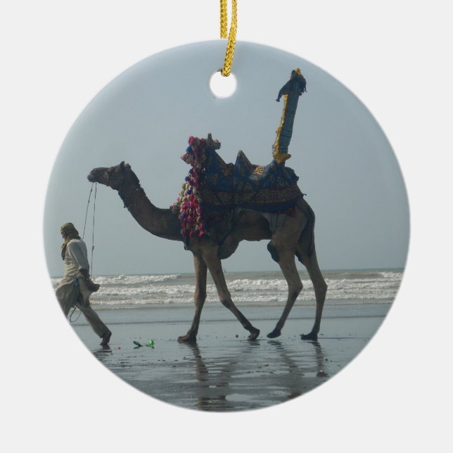 Tribal Camel Ride: Morgengrauen mit Sandstrand und Keramikornament (Vorne)