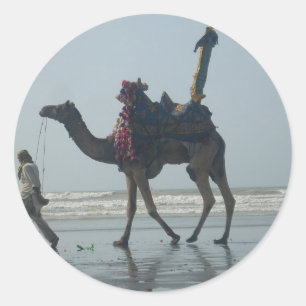 Tribal Camel Ride: Morgengrauen mit Sandstrand und Runder Aufkleber