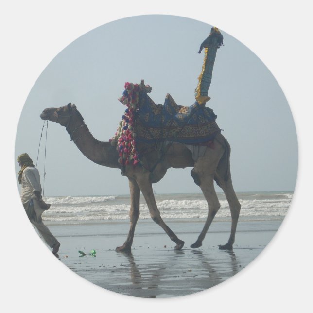 Tribal Camel Ride: Morgengrauen mit Sandstrand und Runder Aufkleber (Vorderseite)