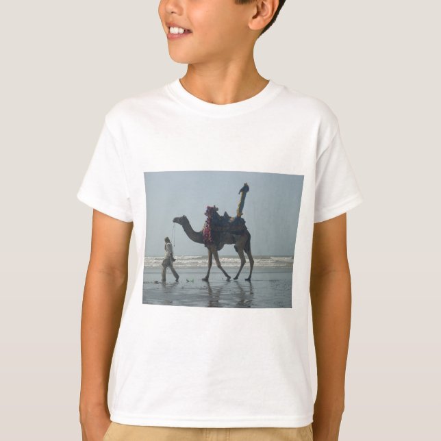 Tribal Camel Ride: Morgengrauen mit Sandstrand und T-Shirt (Vorderseite)