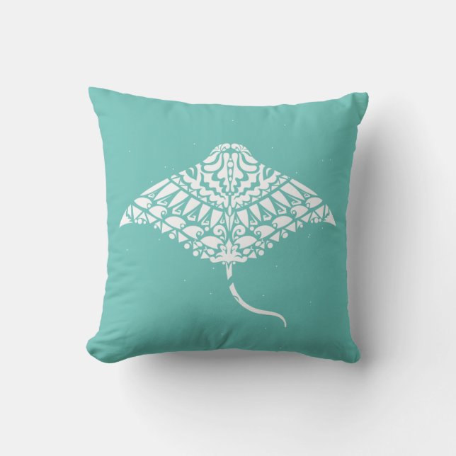 Tribal Manta Ray Spirit Animal Blue und White Kissen (Vorderseite)