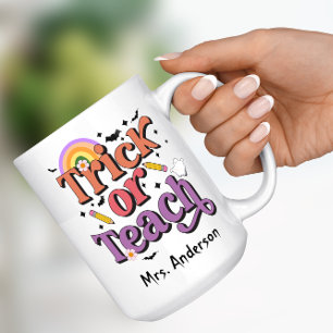 Trick oder Teach Retro Pastell Halloween Lehrernam Kaffeetasse