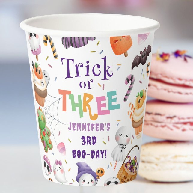 Trick oder Three! Niedliches Lila Halloween 3. Geb Pappbecher (Von Creator hochgeladen)