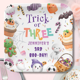 Trick oder Three! Niedliches Lila Halloween 3. Geb Pappteller