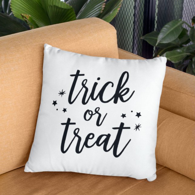 Trick oder Treat Black Modern Script Halloween Kissen (Von Creator hochgeladen)