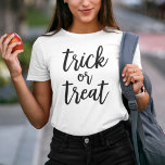 Trick oder Treat Black Modern Script Halloween Tri-Blend Shirt<br><div class="desc">Feiern Sie Halloween mit diesem "Trick or treat"-Shirt mit modernen,  schwarzen Schriftzeichen.</div>