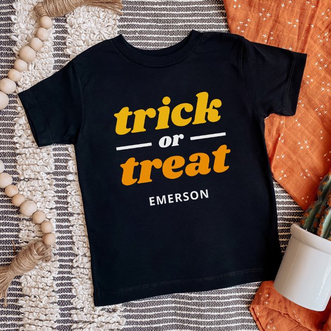 Trick oder Treat Mit Monogramm Halloween Baby T-shirt (Von Creator hochgeladen)