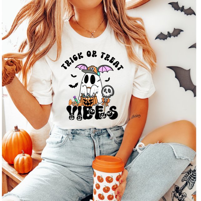 Trick oder Treat Vibes Retro Ghost Candy Halloween T-Shirt (Von Creator hochgeladen)