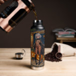 Trick oder Treater, mutiges Halloween-Kostümmädche Trinkflasche<br><div class="desc">Sarah war nicht dein durchschnittlicher Trick-oder-Treateur. Mit zweiunddreißig war sie lange über den traditionellen Halloweenkostümen von Geistern und Goblins gewachsen. Stattdessen hatte sie ein einzigartiges Ensemble geschaffen, das ebenso mysteriös und verführerisch war. - In einem fließenden schwarzen Kap, der ihre Knöchel erreichte, hatte sie ihr Gesicht und ihren Körper mit...</div>