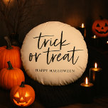 Trick oder Treppenkissen | Happy Halloween Rundes Kissen<br><div class="desc">Fügen Sie Ihrem Halloween-Dekor mit diesem Trick oder Treat Happy Halloween Round Kissen eine leckere Touch hinzu! Dieses gemütliche Kissen mit eleganter handgeschriebener Typografie eignet sich hervorragend für Spuk Wohnzimmer, witzige Schlafzimmer oder festliche Veranda. Ideal als saisonales Akzent oder als nachdenkliches Halloween-Geschenk, fügt es Ihrem Zuhause den richtigen Mix aus...</div>