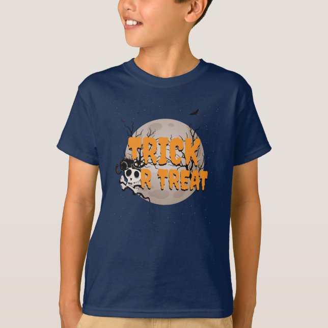Trick oder Treten Halloween Black Cat auf Skull T-Shirt (Vorderseite)