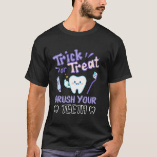 Trick oder Treten Pinsel Ihre Zähne Funny Dentist T-Shirt