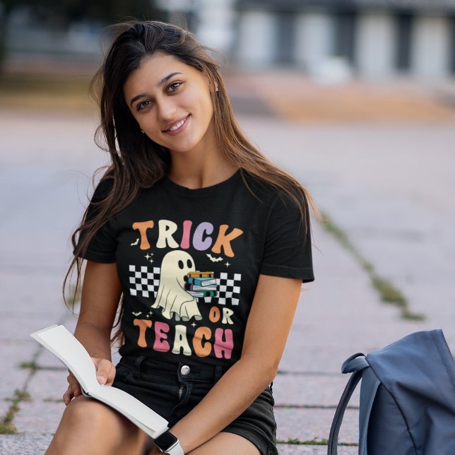 Trick or Teach Funny Halloween Teacher T-Shirt (Von Creator hochgeladen)