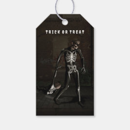 Trick or Treat. Man dressed as skeleton Geschenkanhänger