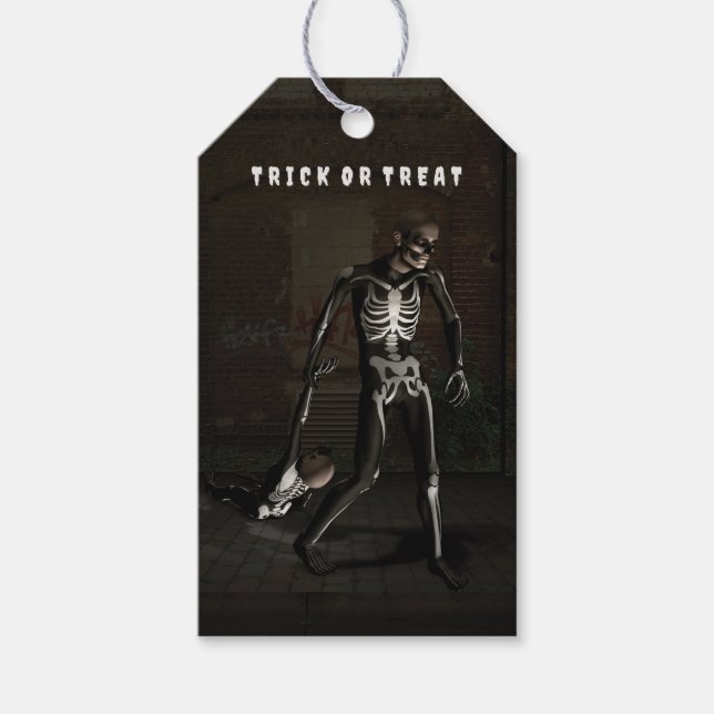 Trick or Treat. Man dressed as skeleton Geschenkanhänger (Vorderseite)