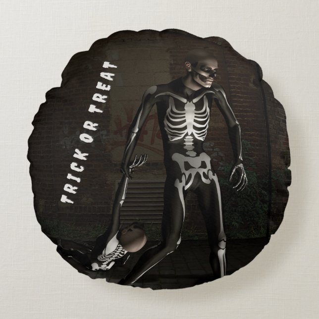 Trick or Treat. Man dressed as skeleton Rundes Kissen (Vorderseite)