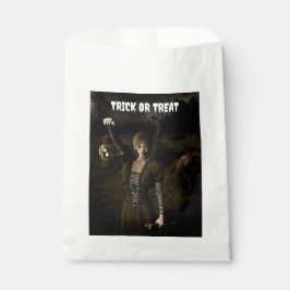 Trick or Treat. Thin female carrying lamp Geschenktütchen