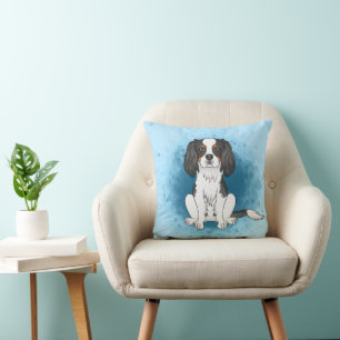 Tricolor Cavalier King Charles Spaniel Hund auf Bl Kissen