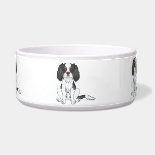Tricolor Cavalier King Charles Spaniel Hund sitzen Napf