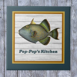 Triggerfisch in Aquamarinem Gold und Orange mit Na Fliese<br><div class="desc">Dieses phantastische Vintage-Bild von Pseudobalistes fuscus, gemeinhin als Blue oder Yellow-Gepunktet Triggerfish bezeichnet, ist eine fröhliche Ergänzung zu Ihrer Zuhause. Passen Sie den Text an, um Ihren Namen hinzuzufügen, oder einen anderen Raum, wenn Sie die Kachel anderswo anzeigen. Stellen Sie sicher, dass Sie den Text dort personalisieren, wo er angezeigt...</div>