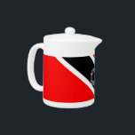 Trinidad und Tobago-Tee-Topf<br><div class="desc">Dieses Produkt vom Trini Materialspeicher kennzeichnet die rote, weiße und schwarze Staatsflagge von Trinidad u. von Tobago. Besuchen Sie auch unser Speicherhomepage, um andere coole und aufregende Trini Bilder und Grafiken zu sehen, die gerade für Sie hergestellt werden! Die Trinidad- u. Tobago-Flagge war ausgewählt, als die nationale Flagge nach Unabhängigkeit...</div>