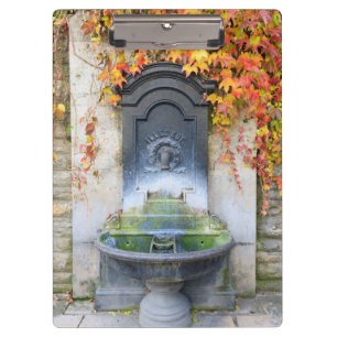 Trinkbrunnen im Herbst, Ungarn Klemmbrett