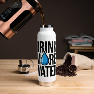 TRINKE MEHR WASSER mit einem blauen Tropfen-Symbol Trinkflasche