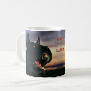 Trinke, wenn du wagst! Großer, schwarzer Hund Kaffeetasse