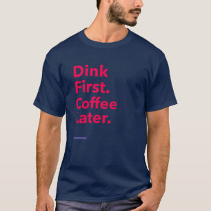 Trinke zuerst. Kaffee später - Pickleball Kaffee T-Shirt