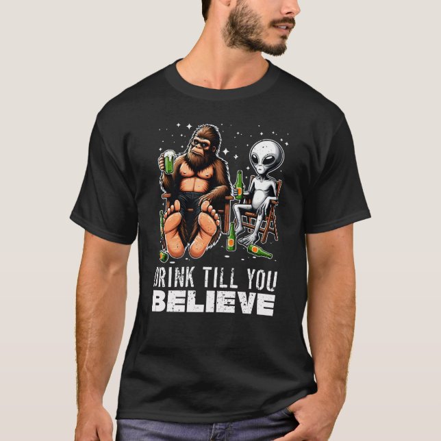 Trinken, bis du glaubst, Alien Bigfoot Beer Lover T-Shirt (Vorderseite)