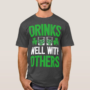 Trinken gut mit anderen St Patricks Tag für Männer T-Shirt