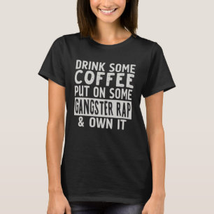 Trinken Sie etwas Kaffee auf etwas Gangster Rap & T-Shirt