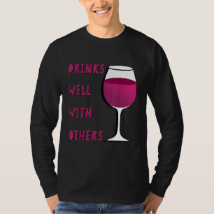 Trinken Sie gut mit anderen lustigen Wein Glas für T-Shirt