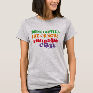 trinken Sie Kaffee und setzen Sie an irgendein T-Shirt