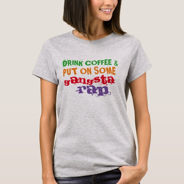 trinken Sie Kaffee und setzen Sie an irgendein T-Shirt (Vorderseite)