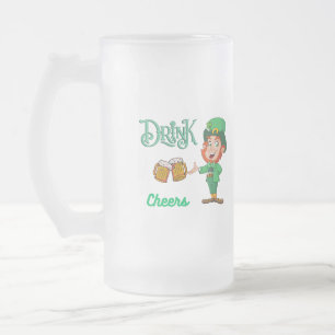 Trinken Sie mit einem Leprechaun auf einem Mattglas Bierglas