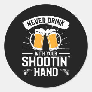 Trinken Sie nie mit dem Handfeuerfreund Ihres Shoo Runder Aufkleber